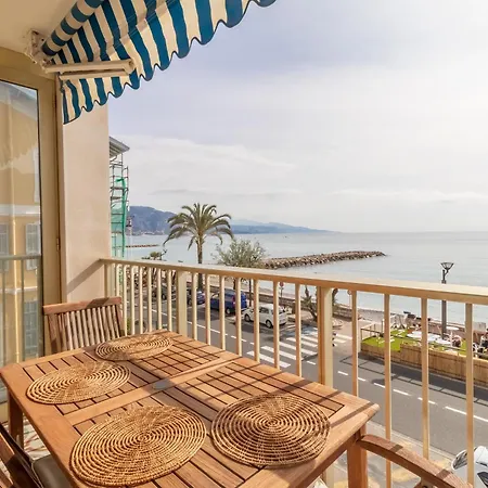 Stunning Beachfront With Parking Casa de Férias