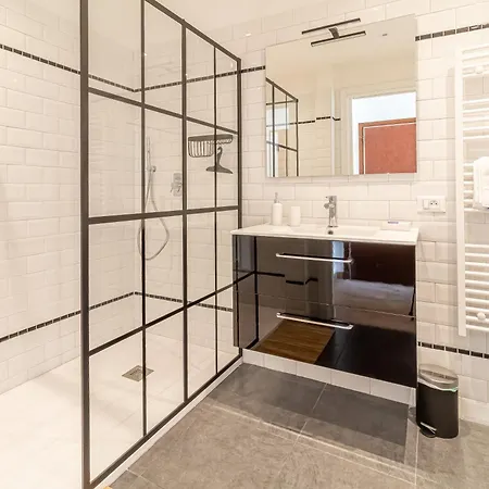 別荘 Stunning Beachfront With Parking ロクブリュヌ＝カップ＝マルタン