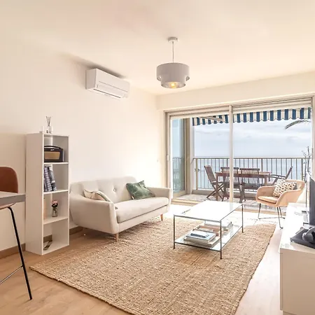 Stunning Beachfront With Parking Semesterbostad